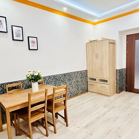 Modern Spacious Apartment In Center Praga Exterior foto