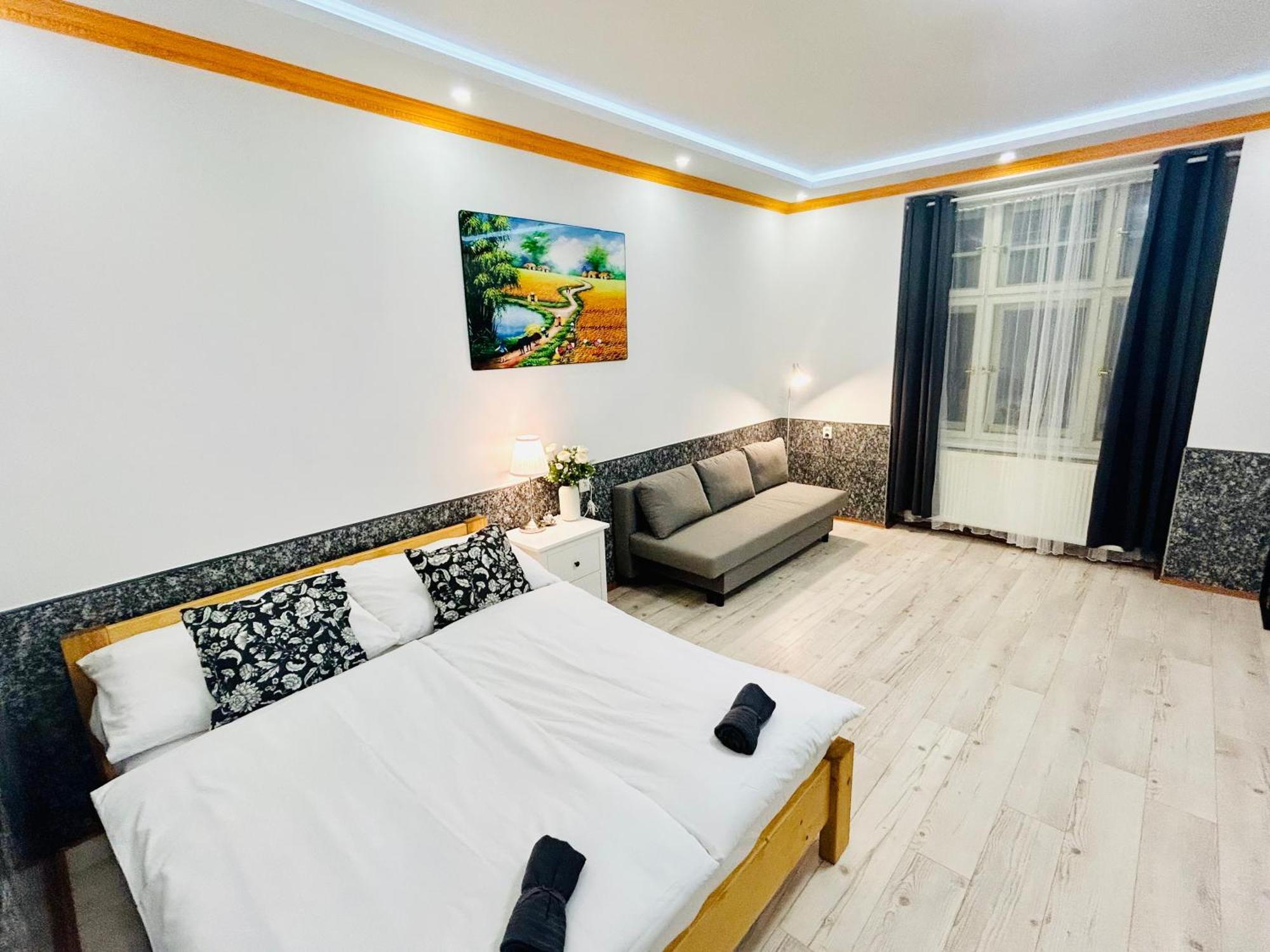 Modern Spacious Apartment In Center Praga Exterior foto