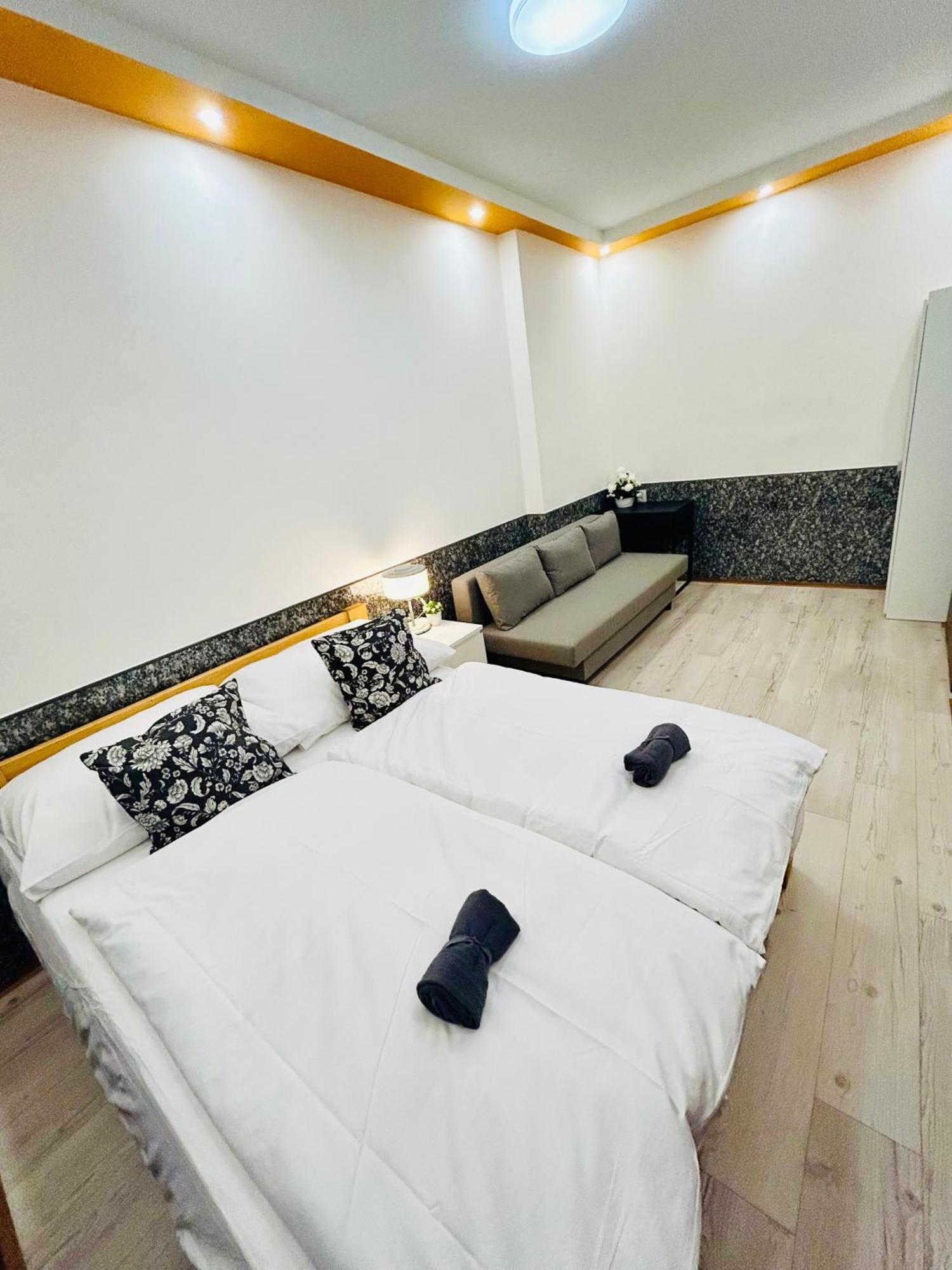 Modern Spacious Apartment In Center Praga Exterior foto